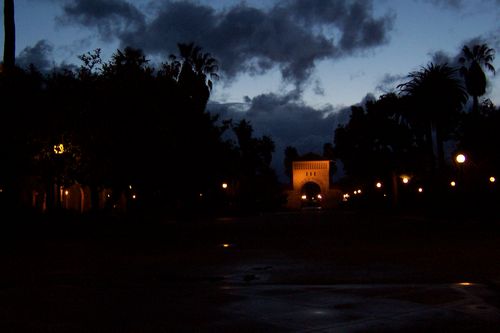 Stanford Campus at Night (palo-alto_100_8049.jpg) wird geladen. Eindrucksvolle Fotos von der Westküste Amerikas erwarten Sie.